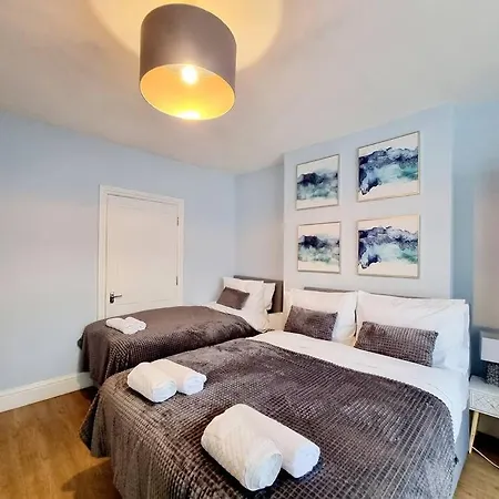 Spacious 2 Bedroom 3 Min Walk Mile End Station -Sleeps 5